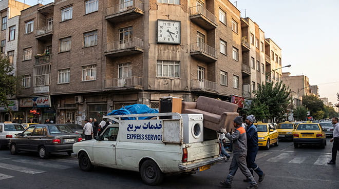 وانت سرویس سمساری فوری در خیابان تهران در حال بارگیری مبل و لوازم خانه