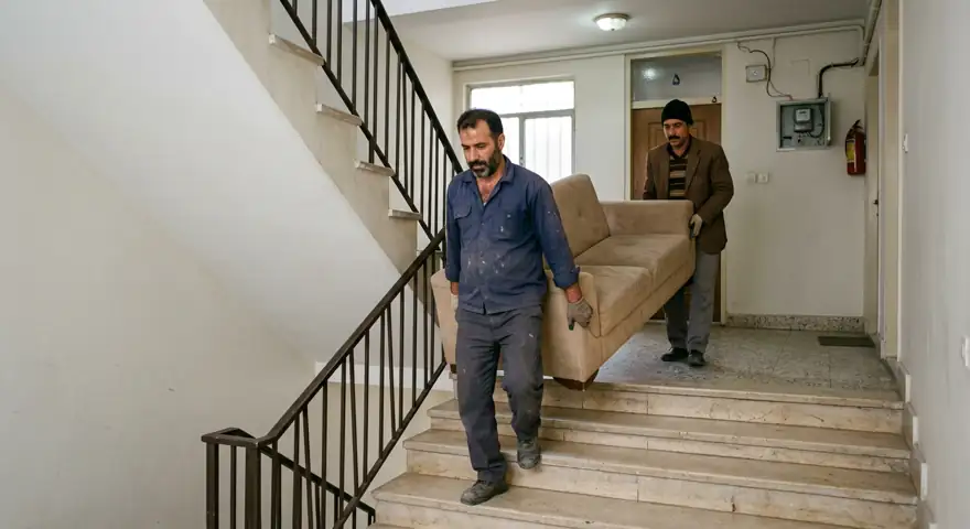 حمل مبل توسط کارگران سمساری در گیشا از راه پله تمیز ساختمان